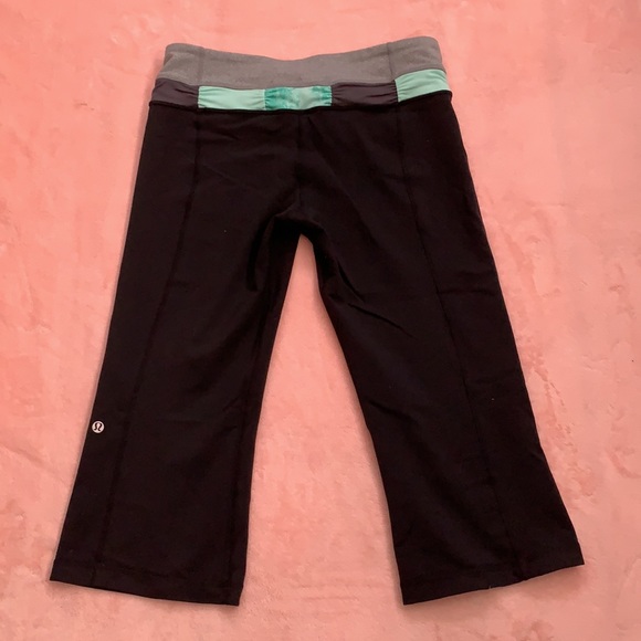 Black reversible Lululemon capris - Picture 2 of 5